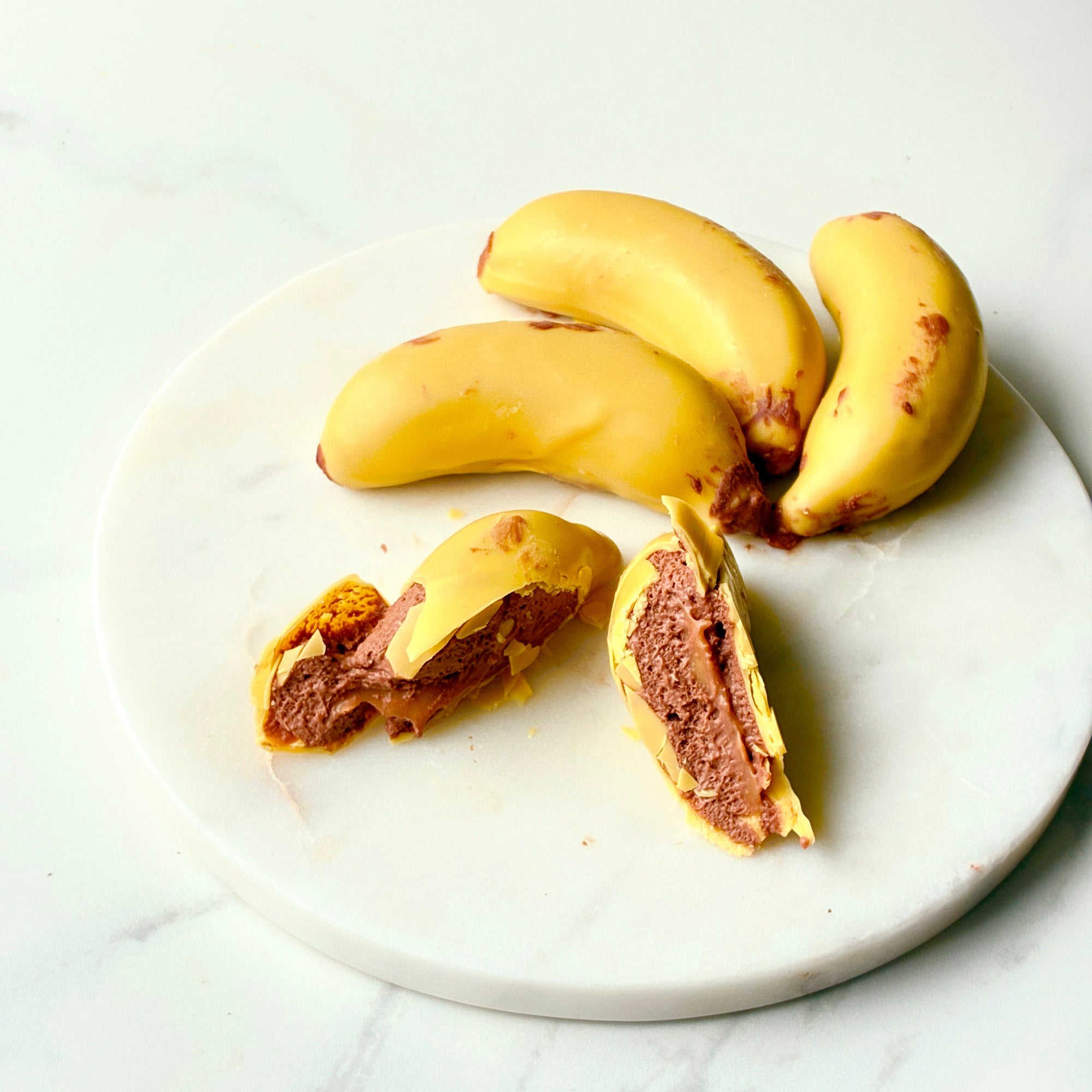 banan viral banan banandessert banansjokolade Smelt sjokolade oslo viral frukt dessert oslodessert tiktok moussecake cedrik grolet trompe loeil instagram trompe l'oeil jordbær sjokolade sjokolademousse dessert ,minidessert, bryllup, konfiramsjon, fest, oslo viral fruktkake, viral frukt, cedric grolet, paris fransk, dessert, petit four 
