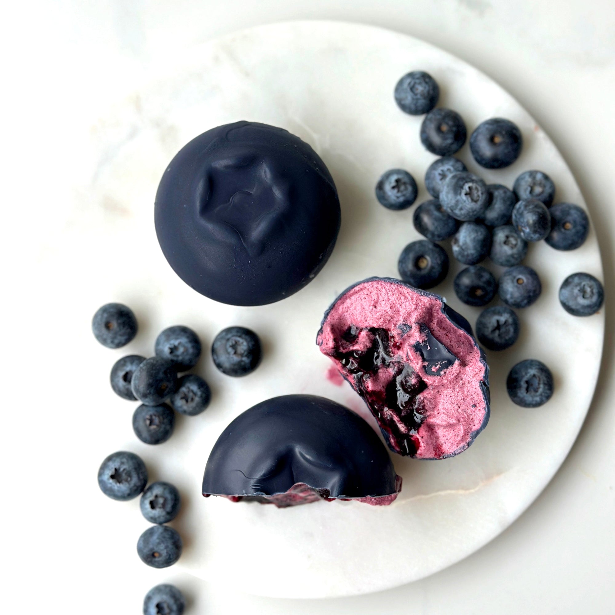 blåbær viral frukt blue berry minidessert cedric grolet trompeloeil Smelt sjokolade oslo viral frukt dessert oslodessert tiktok moussecake cedrik grolet trompe loeil instagram trompe l'oeil jordbær sjokolade sjokolademousse dessert ,minidessert, bryllup, konfiramsjon, fest, oslo viral fruktkake, viral frukt, cedric grolet, paris fransk, dessert, petit four 17.mai