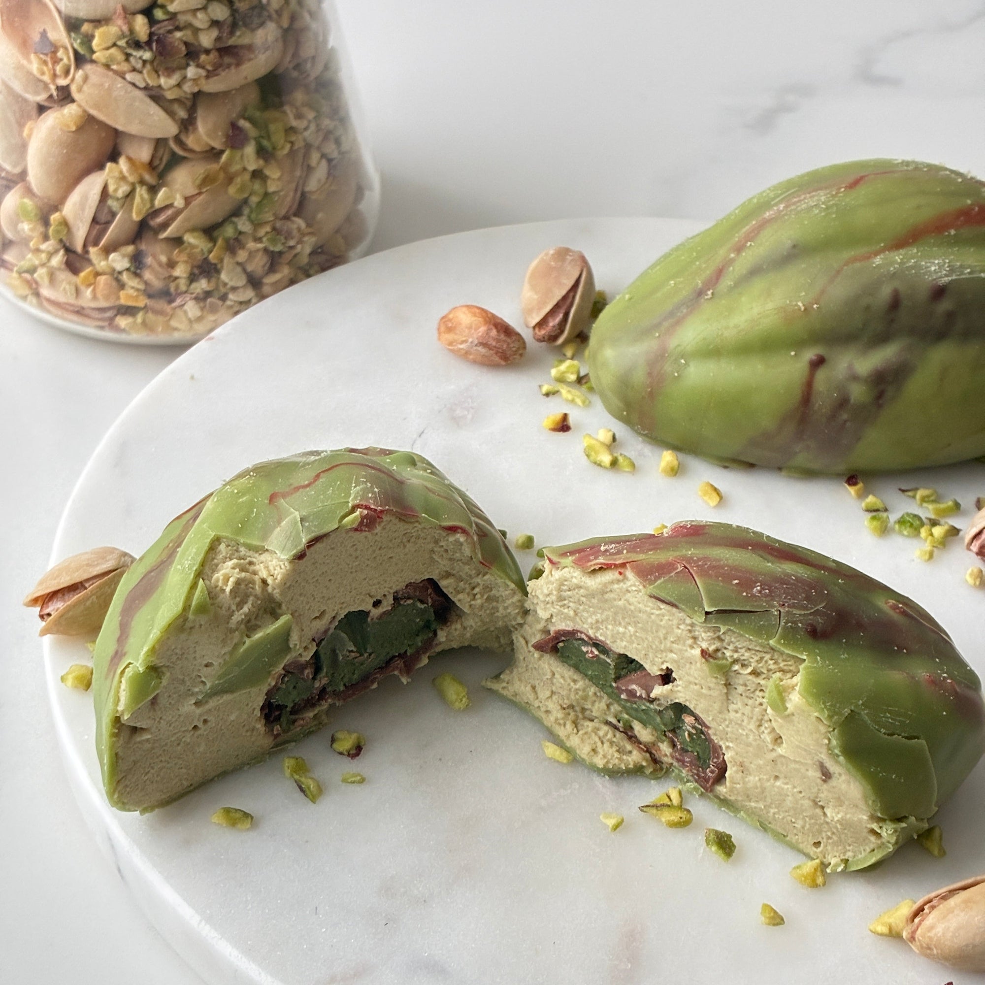 trompe l'oeil pistasj oslo viral fruktkake viral frukt Gaveeske bentoboks kakeboks gave morsdag valentine viral frukt dessert oslodessert tiktok mango moussecake cedrik grolet trompe loeil instagram fruktbakelse mousse cake posjonskake glutenfritt smelt sjokolade oslo jordbær
