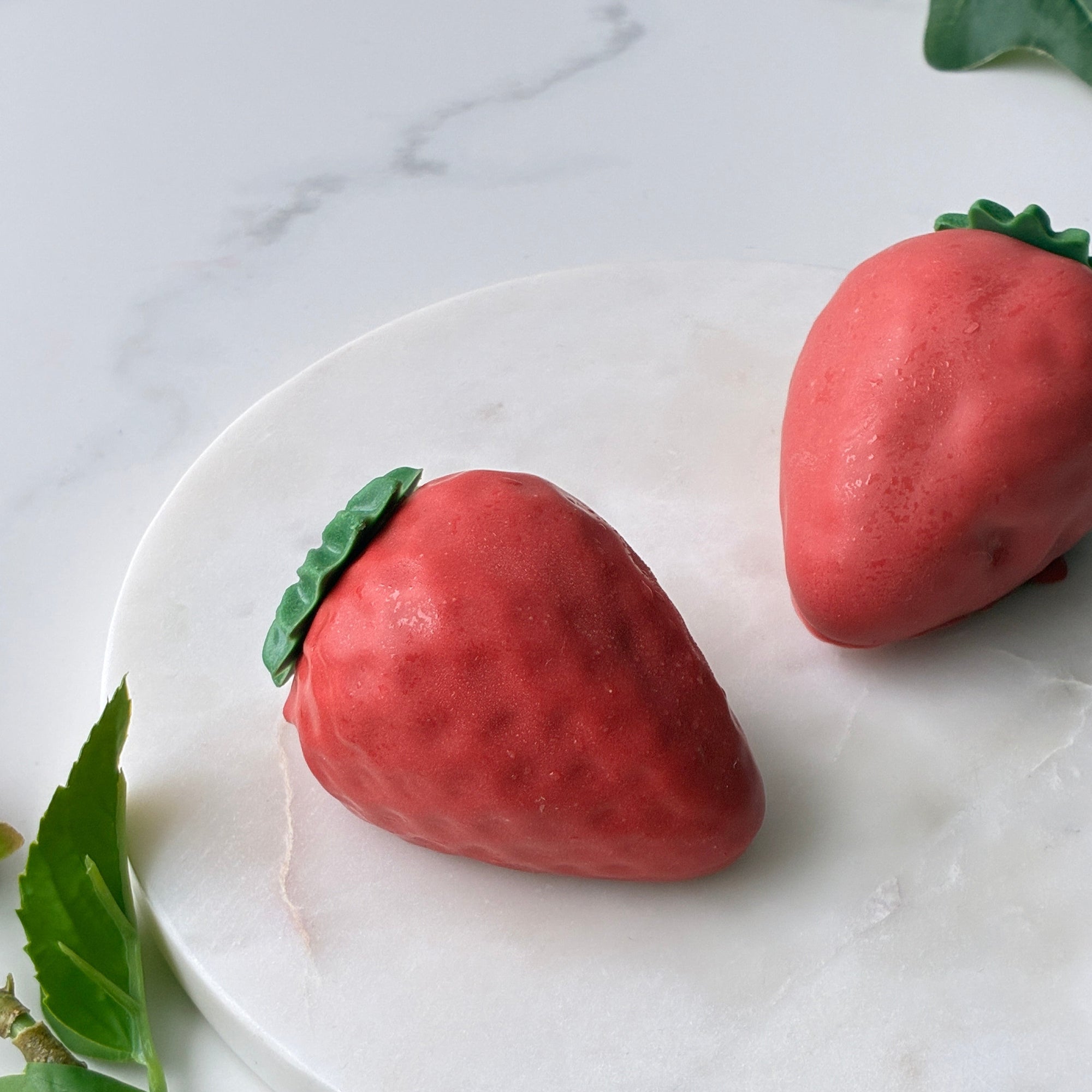 Smelt sjokolade oslo viral frukt dessert oslodessert tiktok moussecake cedrik grolet trompe loeil instagram trompe l'oeil jordbær sjokolade sjokolademousse dessert ,minidessert, bryllup, konfiramsjon, fest, oslo viral fruktkake, viral frukt, cedric grolet, paris fransk, dessert, petit four 17.mai