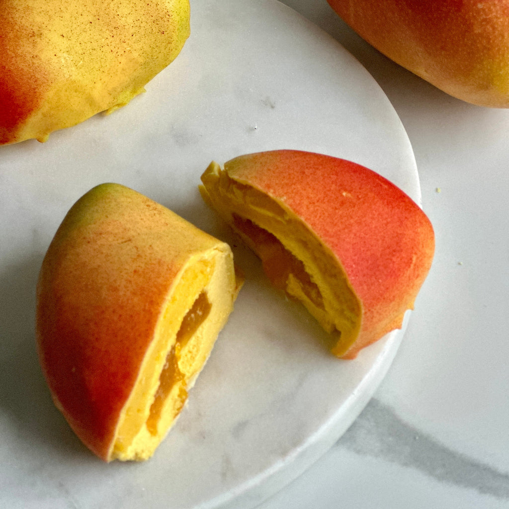 Gaveeske kakeboks gave morsdag mango mangomousse valentine viral frukt dessert oslodessert tiktok mango moussecake cedrik grolet trompe loeil instagram fruktbakelse mousse cake posjonskake glutenfritt smelt sjokolade oslo
