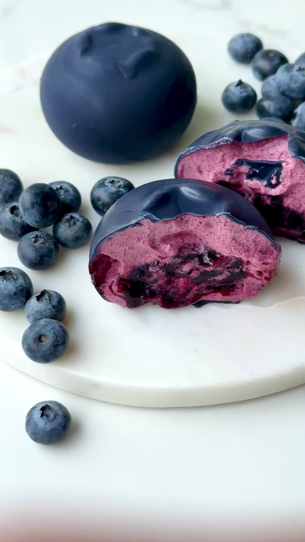 blåbær viral frukt blue berry minidessert cedric grolet trompeloeil Smelt sjokolade oslo viral frukt dessert oslodessert tiktok moussecake cedrik grolet trompe loeil instagram trompe l'oeil jordbær sjokolade sjokolademousse dessert ,minidessert, bryllup, konfiramsjon, fest, oslo viral fruktkake, viral frukt, cedric grolet, paris fransk, dessert, petit four 17.mai