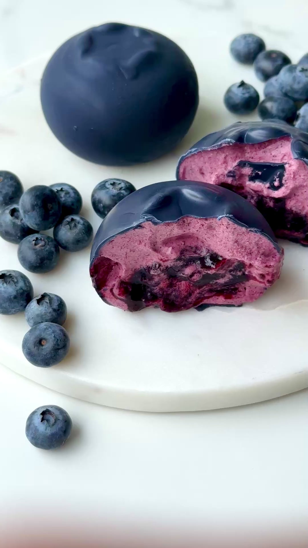 blåbær viral frukt blue berry minidessert cedric grolet trompeloeil Smelt sjokolade oslo viral frukt dessert oslodessert tiktok moussecake cedrik grolet trompe loeil instagram trompe l'oeil jordbær sjokolade sjokolademousse dessert ,minidessert, bryllup, konfiramsjon, fest, oslo viral fruktkake, viral frukt, cedric grolet, paris fransk, dessert, petit four 17.mai